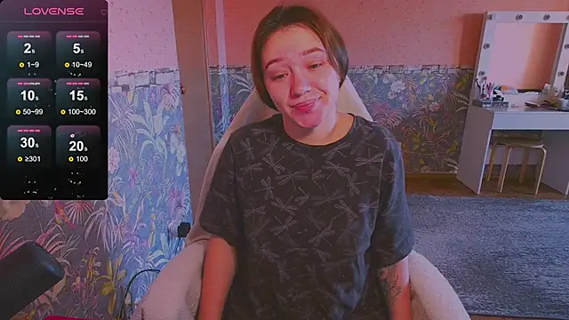 Snapshot of Chloe_strip chatting on 09.29.25 Chloe strip online show from 09.29.25