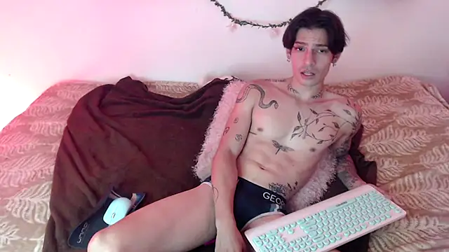 Snapshot of Apolo_Hidalgo01 chatting on 12.25.24 Apolo Hidalgo01 online show from 12.25.24