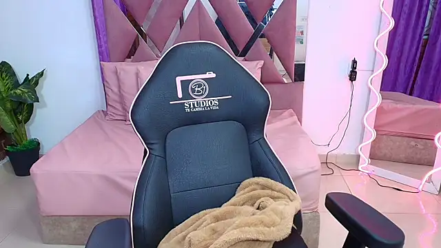 kendra tay online show from 10.31.25