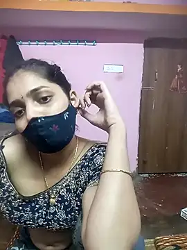 Snapshot of Cute-Simmi chatting on 12.23.24 Cute-Simmi online show from 12.23.24