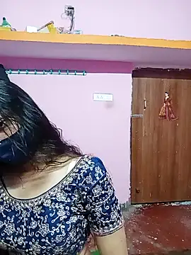 Snapshot of Cute-Simmi chatting on 12.25.24 Cute-Simmi online show from 12.25.24