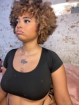 Snapshot of pamela_west chatting on 10.20.25 pamela west online show from 10.20.25