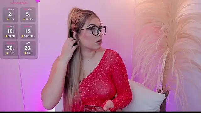 thaliafox  online show from 02.26.25