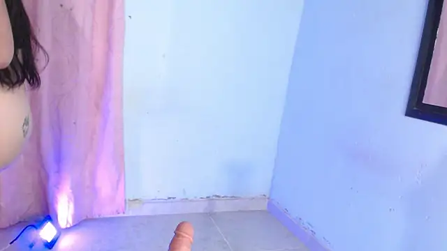 Snapshot of April_sexycurvi chatting on 10.30.25 April sexycurvi online show from 10.30.25