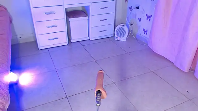 April sexycurvi online show from 05.12.26