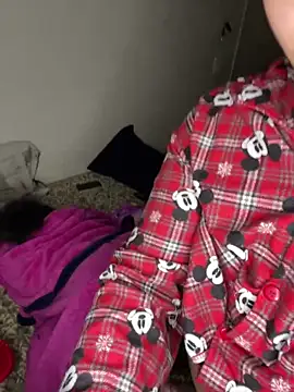 Snapshot of gamingcouple420 chatting on 12.22.25 gamingcouple420 online show from 12.22.25