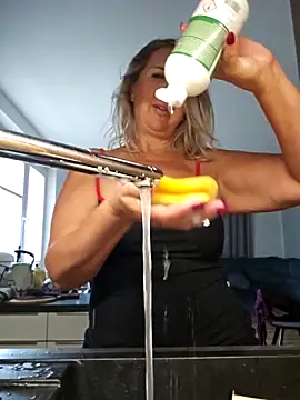 Snapshot of MariaRichi_ chatting on 10.12.25 MariaRichi  online show from 10.12.25