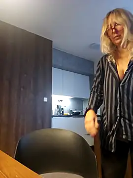 Snapshot of MariaRichi_ chatting on 11.02.25 MariaRichi  online show from 11.02.25