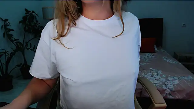 Snapshot of NaughtyNylonFeet chatting on 02.05.25 NaughtyNylonFeet online show from 02.05.25