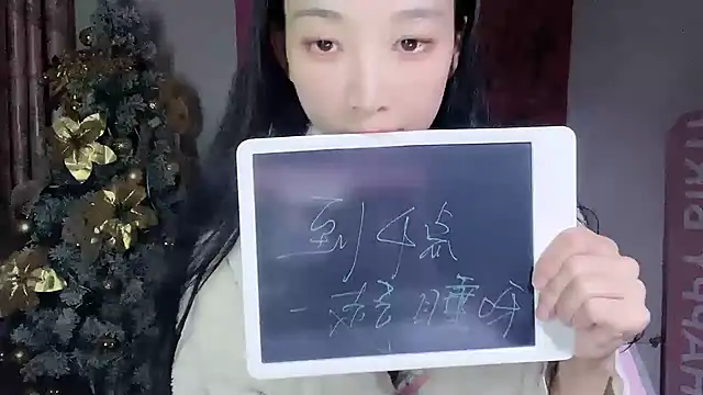 Snapshot of Lili-2 chatting on 01.04.25 Lili-2 online show from 01.04.25