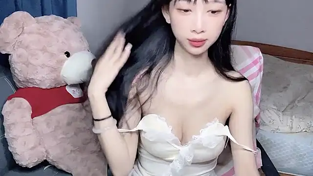 Snapshot of Lili-2 chatting on 10.01.25 Lili-2 online show from 10.01.25