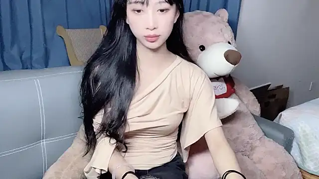 Snapshot of Lili-2 chatting on 10.14.25 Lili-2 online show from 10.14.25