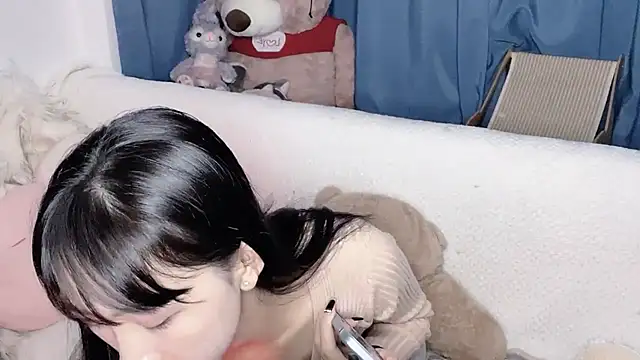 Snapshot of Lili-2 chatting on 11.19.25 Lili-2 online show from 11.19.25