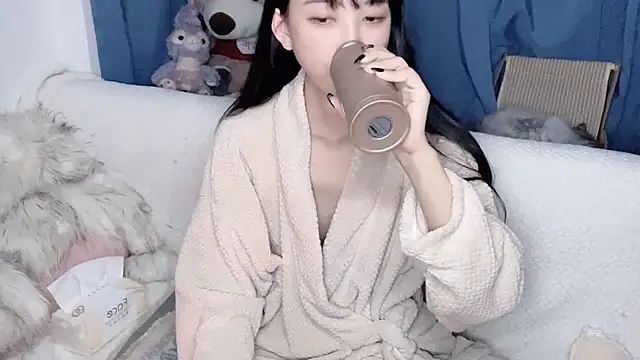 Snapshot of Lili-2 chatting on 11.20.25 Lili-2 online show from 11.20.25