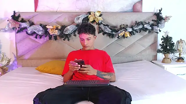 Snapshot of Edward_Milleer chatting on 12.07.24 Edward Milleer online show from 12.07.24