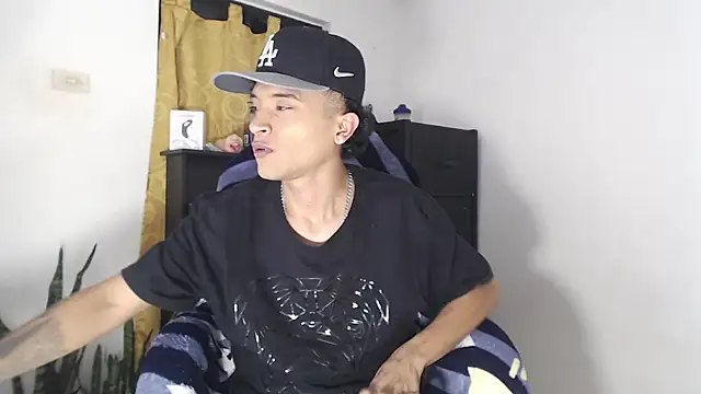 Snapshot of Edward_Milleer chatting on 10.02.25 Edward Milleer online show from 10.02.25