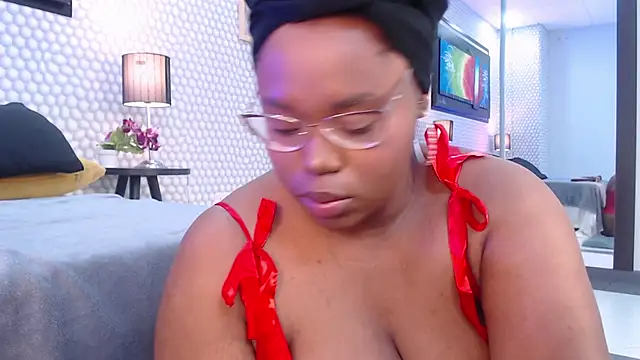 Snapshot of Makena_gh chatting on 02.09.25 Makena gh online show from 02.09.25