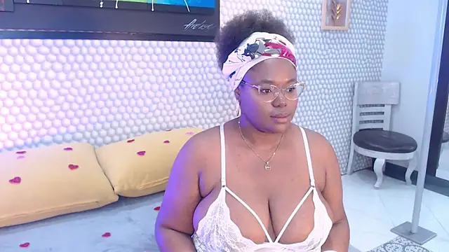 Snapshot of Makena_gh chatting on 02.15.25 Makena gh online show from 02.15.25