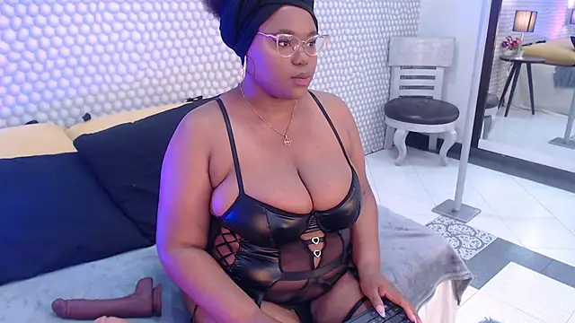 Snapshot of Makena_gh chatting on 02.18.25 Makena gh online show from 02.18.25