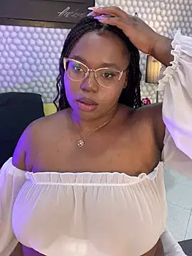 Snapshot of Makena_gh chatting on 03.16.25 Makena gh online show from 03.16.25