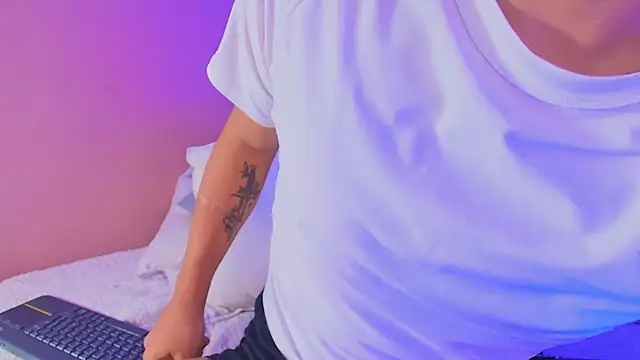 Snapshot of kiing_azahell chatting on 09.20.25 kiing azahell online show from 09.20.25