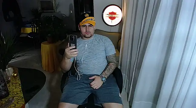 Snapshot of pitbullveryhot chatting on 02.10.25 pitbullveryhot online show from 02.10.25