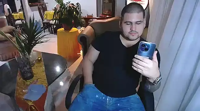 Snapshot of pitbullveryhot chatting on 02.11.25 pitbullveryhot online show from 02.11.25