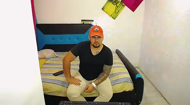 Snapshot of pitbullveryhot chatting on 03.20.25 pitbullveryhot online show from 03.20.25