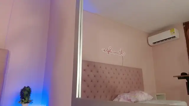 Snapshot of alice_sofia chatting on 10.07.25 alice sofia online show from 10.07.25