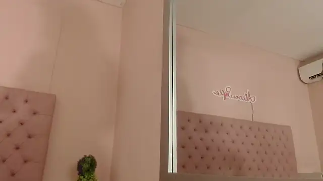 Snapshot of alice_sofia chatting on 10.22.25 alice sofia online show from 10.22.25