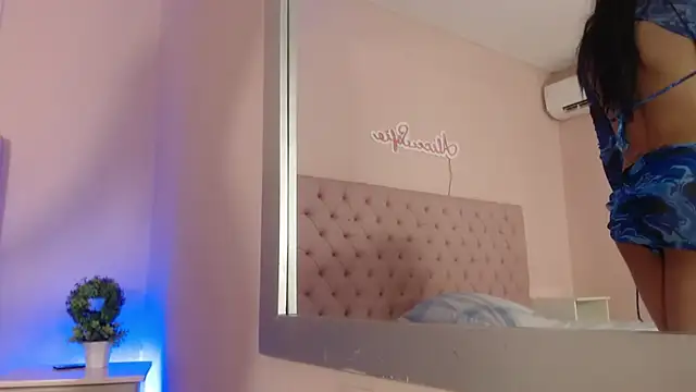 Snapshot of alice_sofia chatting on 11.08.25 alice sofia online show from 11.08.25