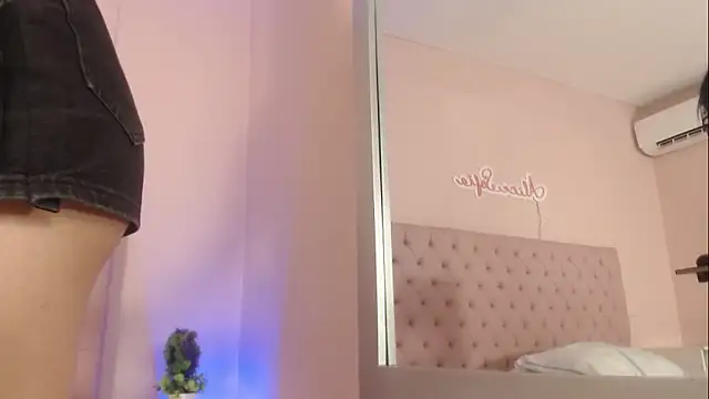 Snapshot of alice_sofia chatting on 11.19.25 alice sofia online show from 11.19.25