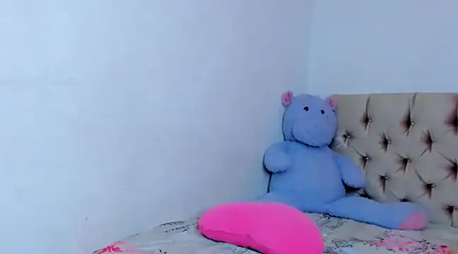 Snapshot of StassieBell chatting on 01.08.25 StassieBell online show from 01.08.25