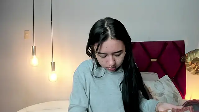 LaraGoldd online show from 11.23.25