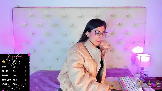 Snapshot of _jade_white_ chatting on 12.21.24 jade white online show from 12.21.24