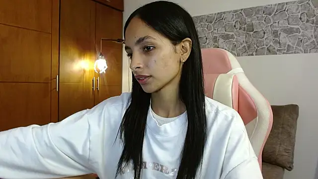 Snapshot of AnnitaSerna_ chatting on 10.10.25 AnnitaSerna  online show from 10.10.25