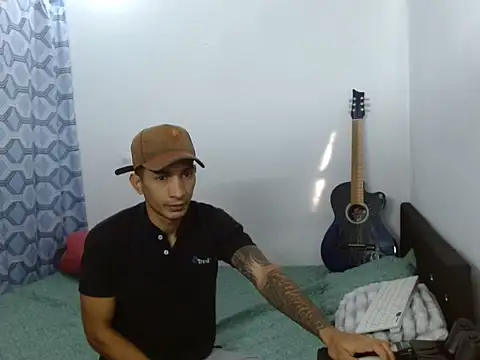 Snapshot of latino_hotxxx chatting on 11.12.25 latino hotxxx online show from 11.12.25