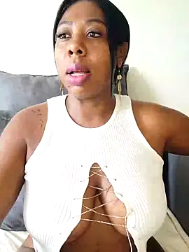 Snapshot of IsabellaaSmith chatting on 02.13.25 IsabellaaSmith online show from 02.13.25