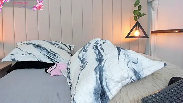 JulianaWaldo online show from 01.30.25