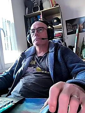 Snapshot of bogland33 chatting on 03.12.25 bogland33 online show from 03.12.25