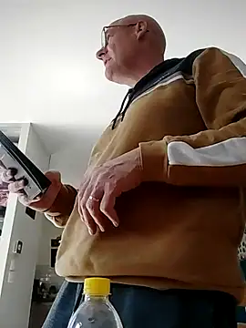 Snapshot of bogland33 chatting on 03.17.25 bogland33 online show from 03.17.25