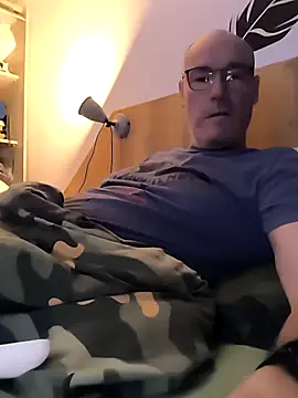 Snapshot of bogland33 chatting on 09.19.25 bogland33 online show from 09.19.25