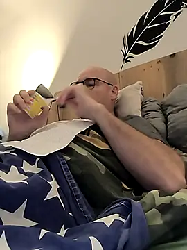 Snapshot of bogland33 chatting on 09.22.25 bogland33 online show from 09.22.25