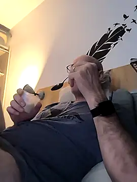 Snapshot of bogland33 chatting on 10.04.25 bogland33 online show from 10.04.25