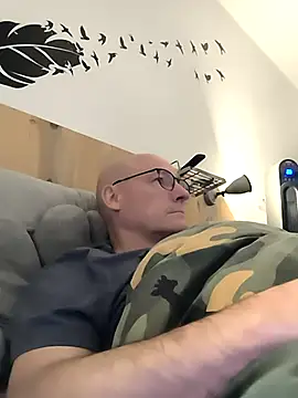 Snapshot of bogland33 chatting on 10.11.25 bogland33 online show from 10.11.25