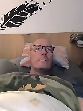 Snapshot of bogland33 chatting on 10.18.25 bogland33 online show from 10.18.25