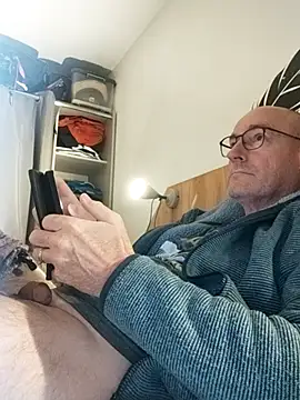 Snapshot of bogland33 chatting on 10.29.25 bogland33 online show from 10.29.25