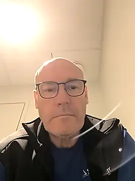 Snapshot of bogland33 chatting on 11.13.25 bogland33 online show from 11.13.25