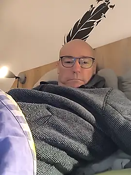 Snapshot of bogland33 chatting on 11.16.25 bogland33 online show from 11.16.25