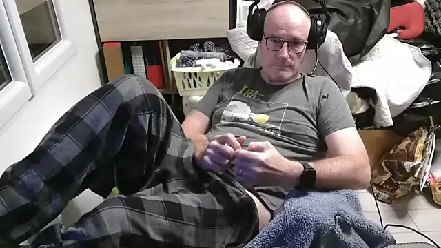 Snapshot of bogland33 chatting on 11.27.25 bogland33 online show from 11.27.25